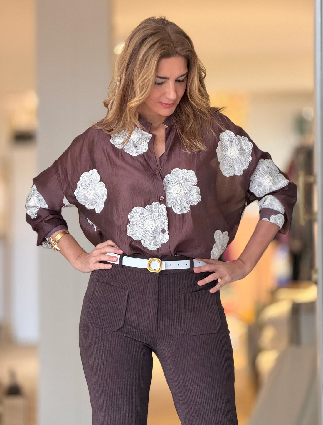 Camisa flores bordadas marrón chocolate