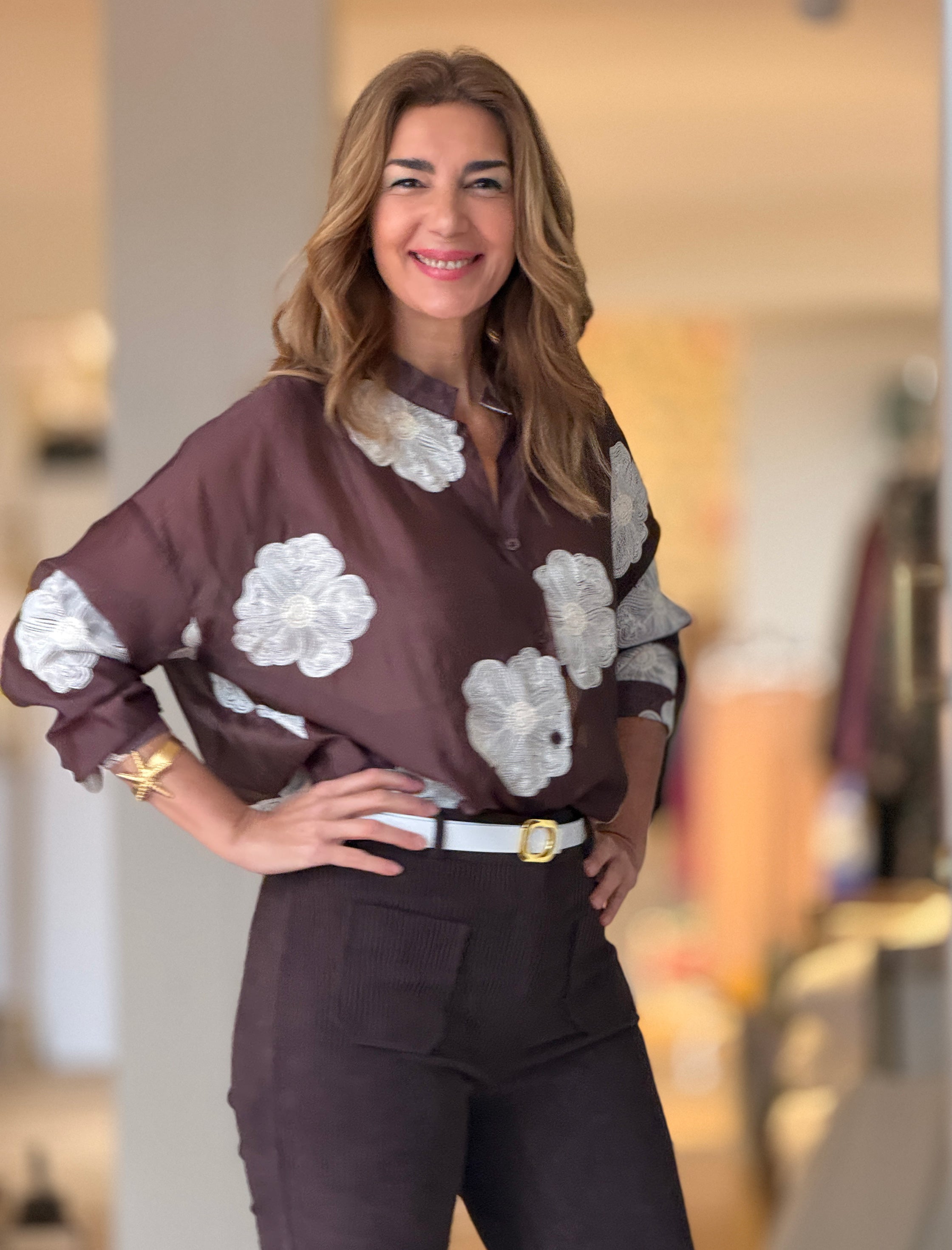 Camisa flores bordadas marrón chocolate