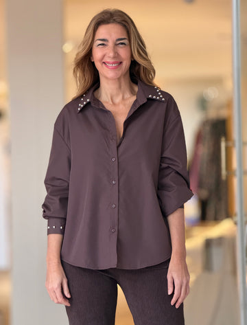 Camisa marrón chocolate tachas