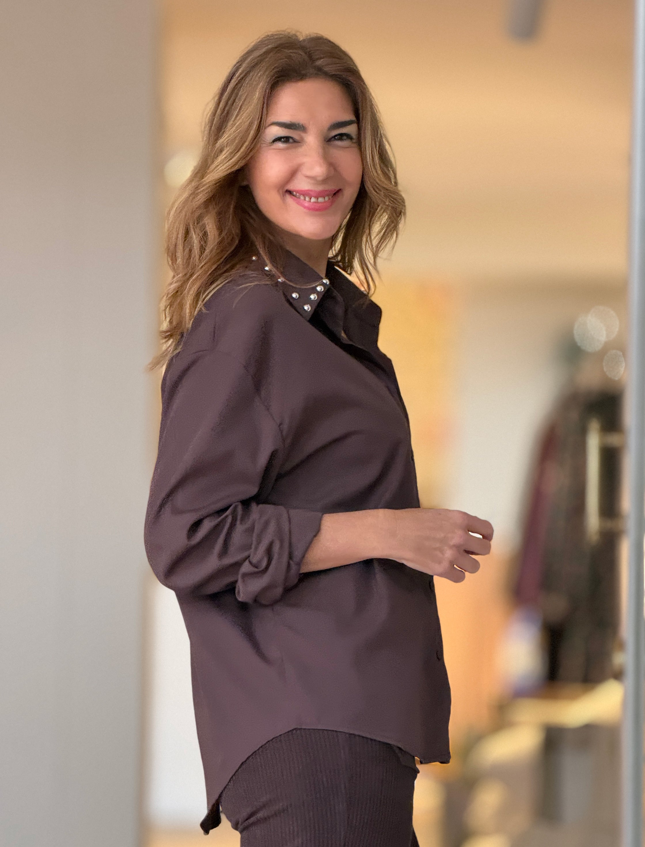 Camisa marrón chocolate tachas