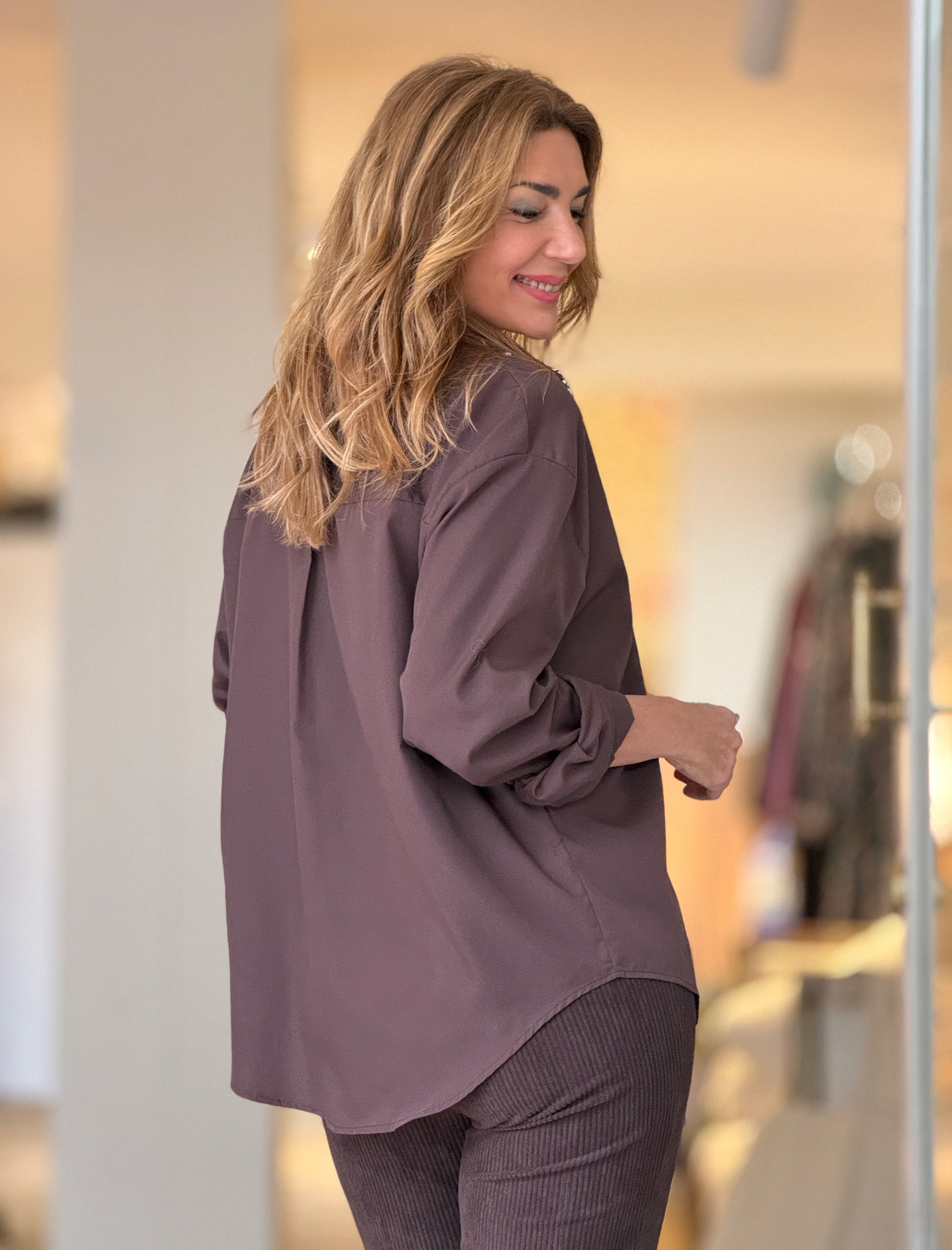 Camisa marrón chocolate tachas