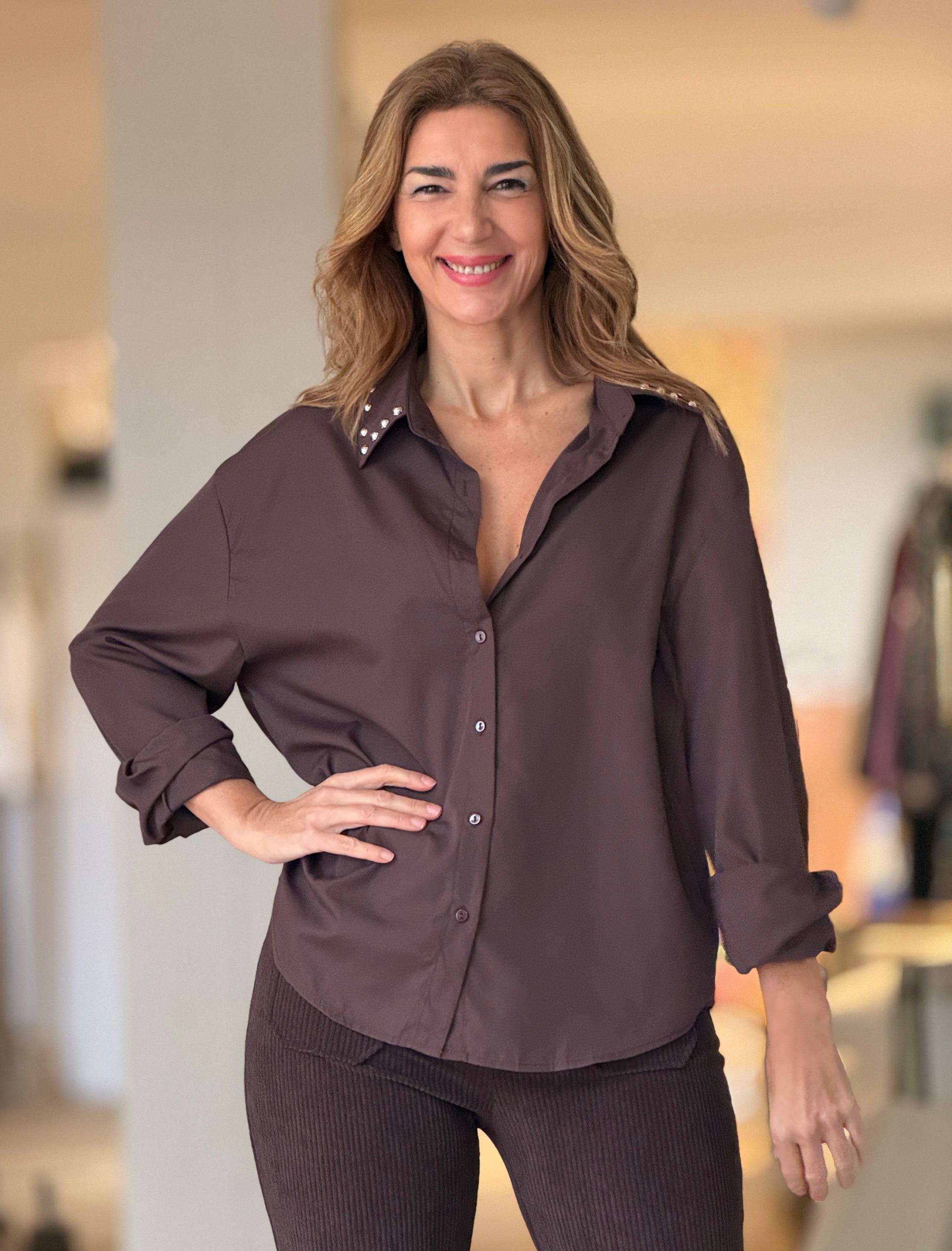 Camisa marrón chocolate tachas