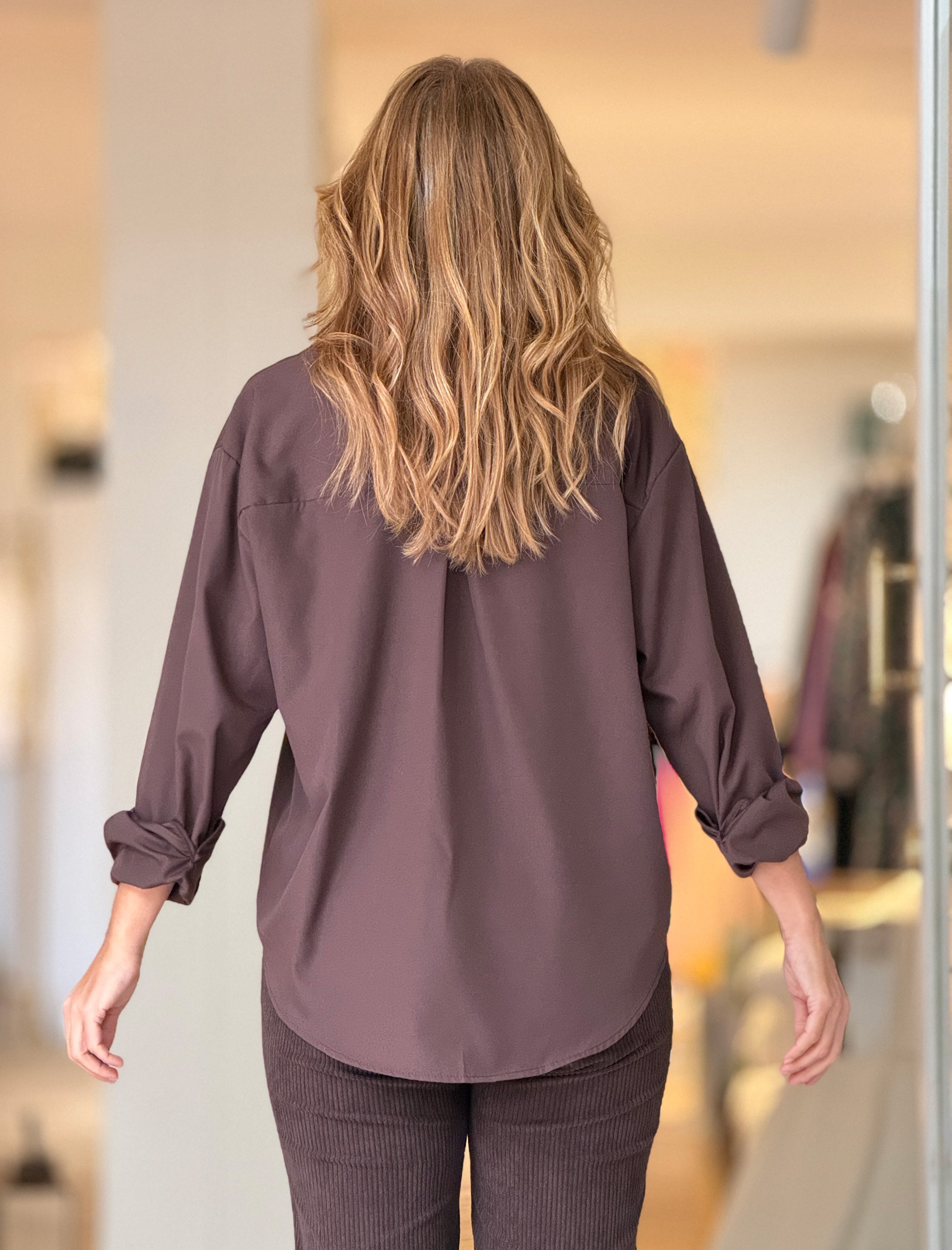 Camisa marrón chocolate tachas