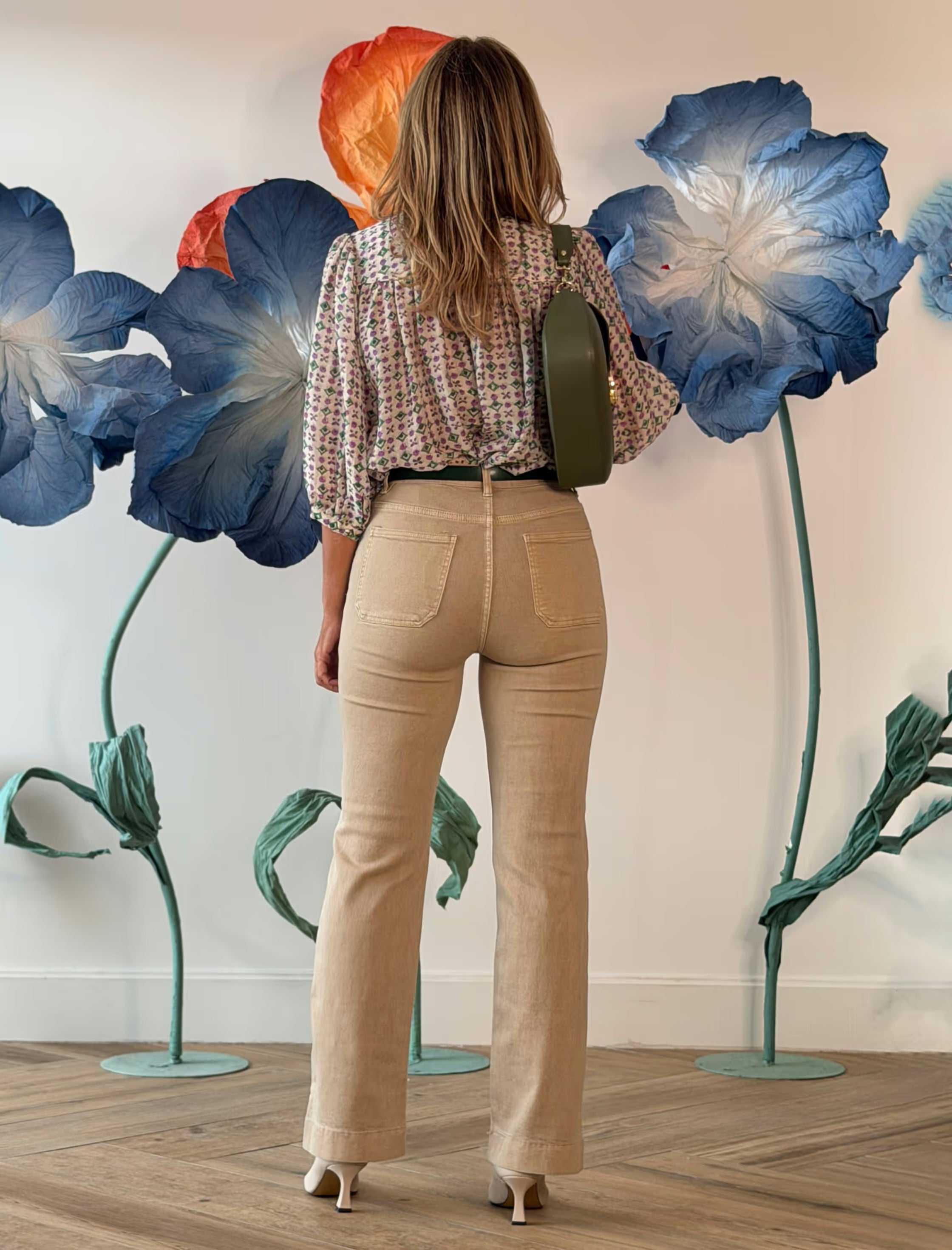 Pantalón vaquero de bolsillos beige