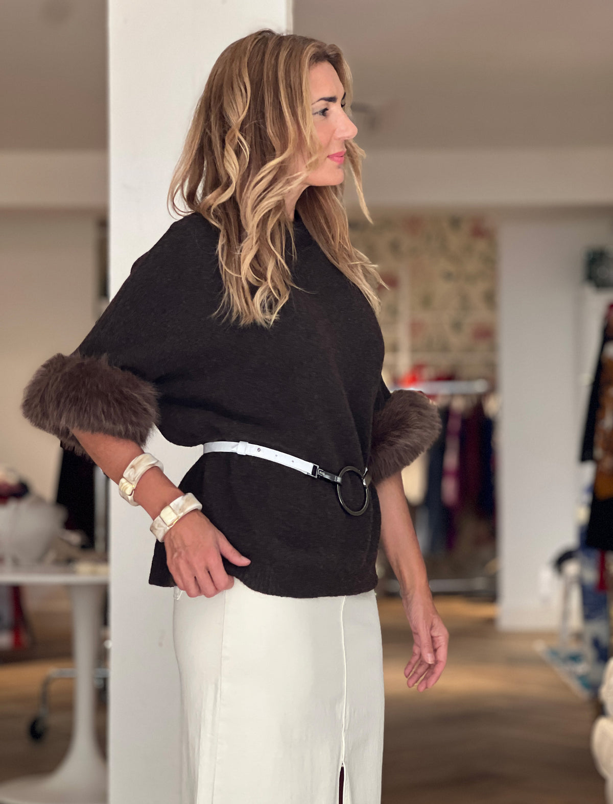 Look de mujer en marrón chocolate y blanco con cinturón blanco