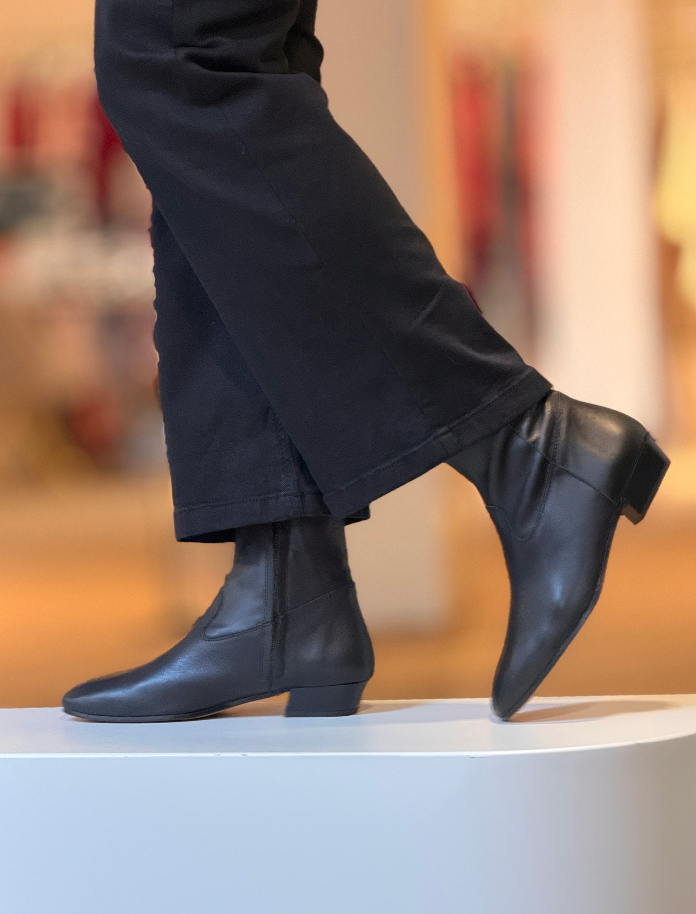 Botín plano chic negro