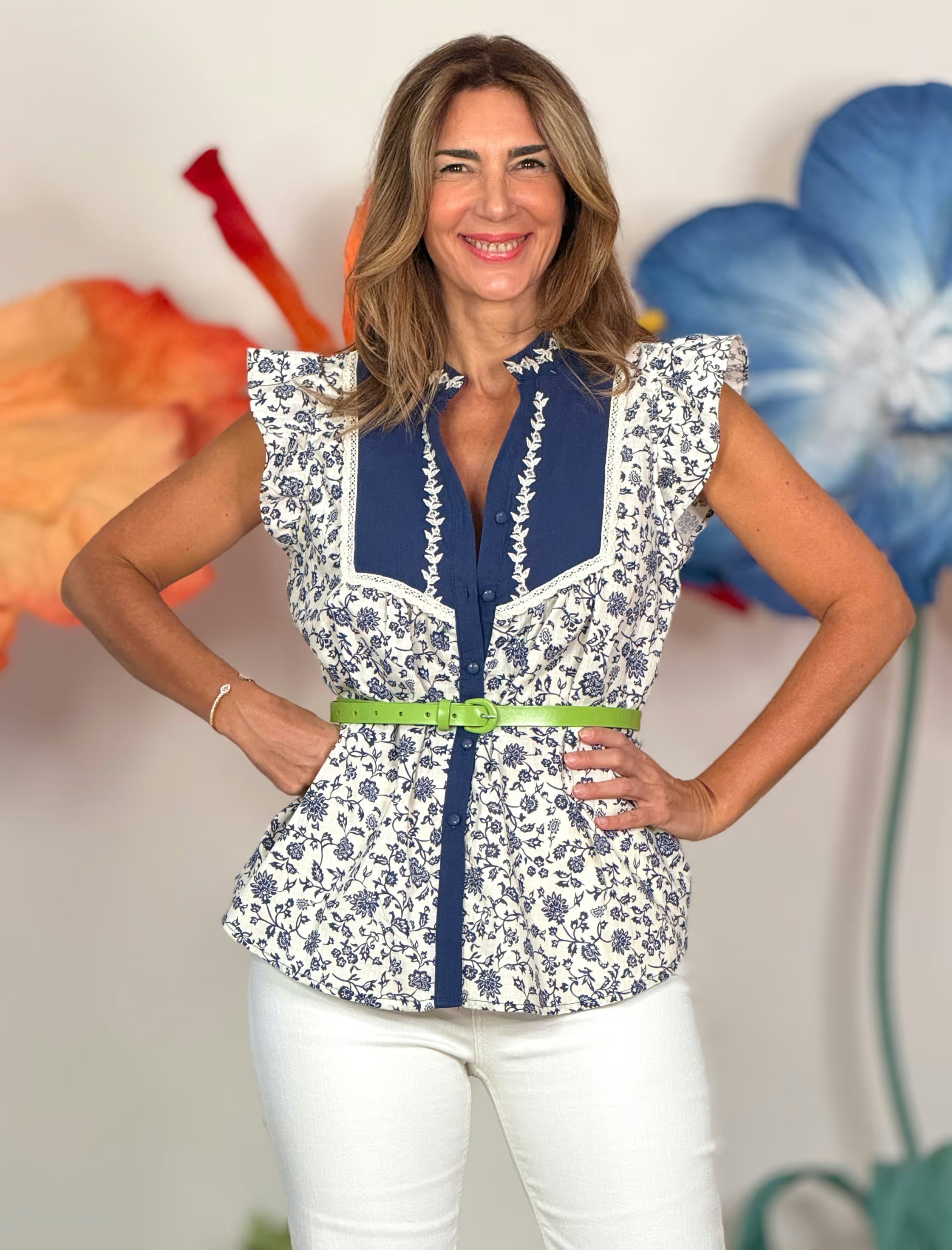 Camisa de bordados azules