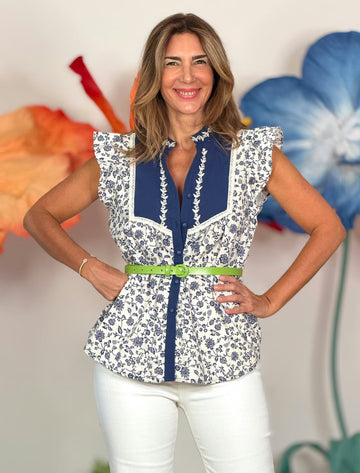 Camisa de bordados azules