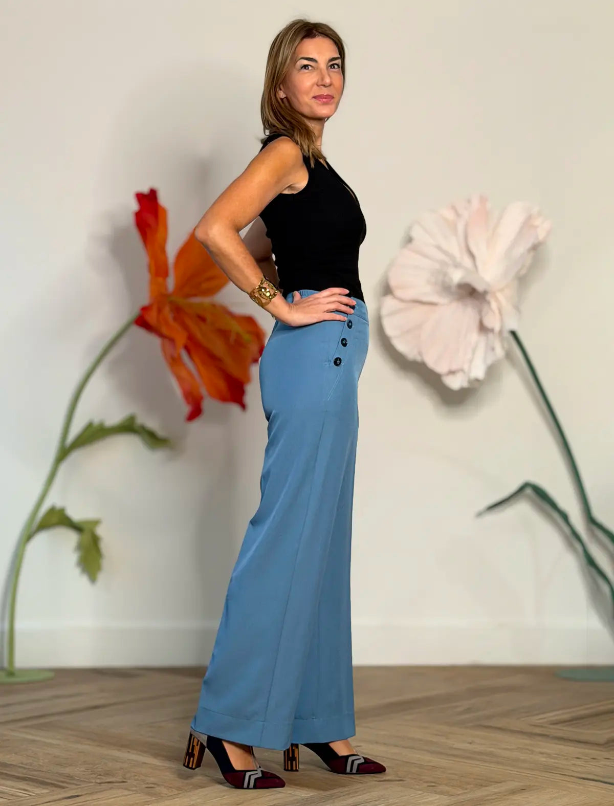 Pantalón fluido azul con botones