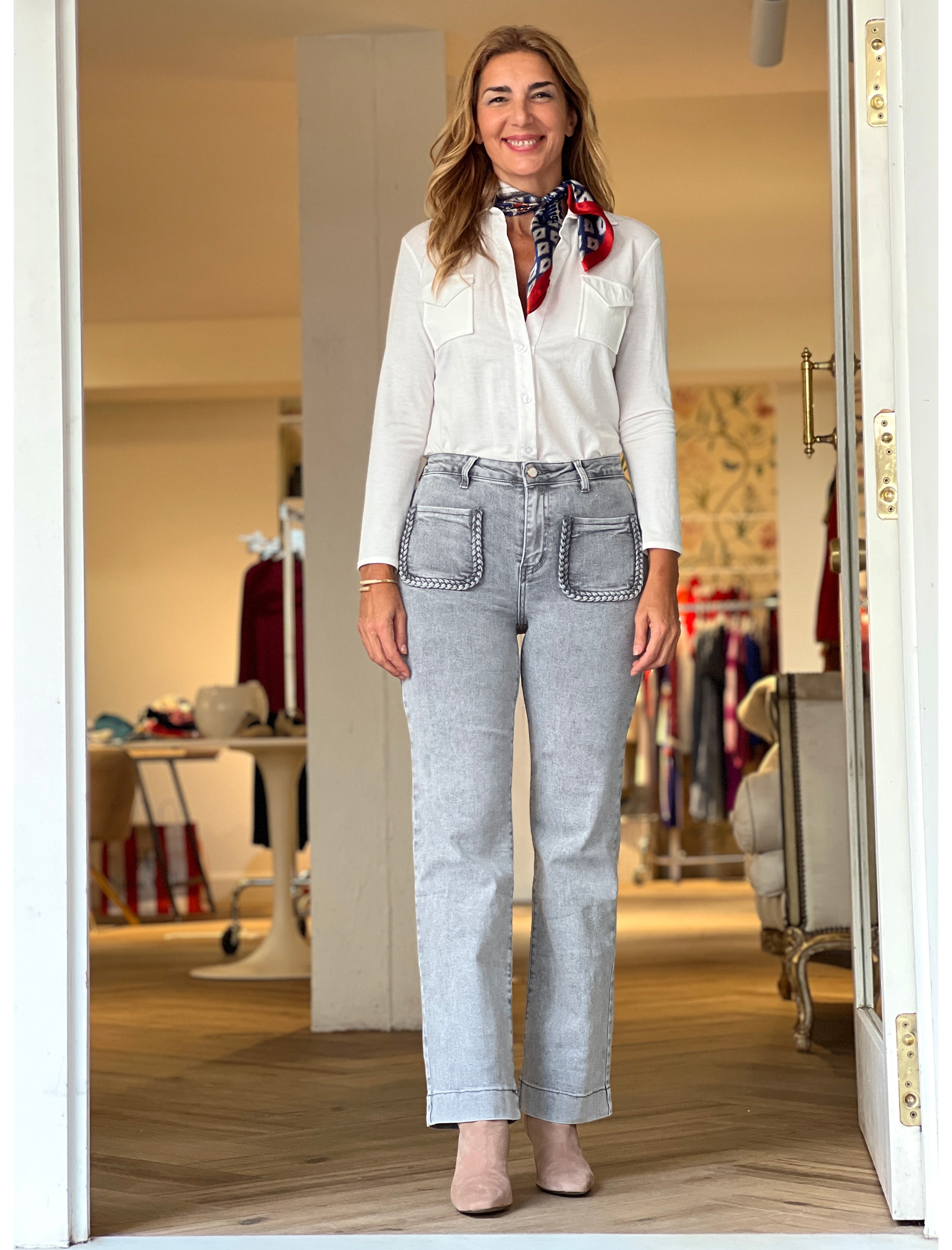 Pantalón vaquero bolsillos trenzados gris