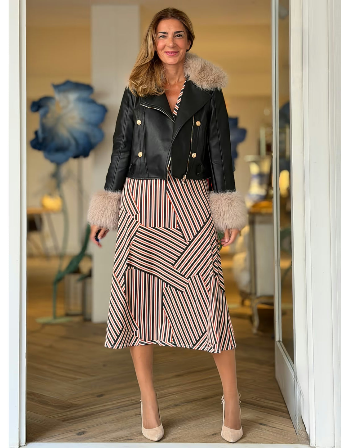 Chaqueta negra cuello de pelo chic