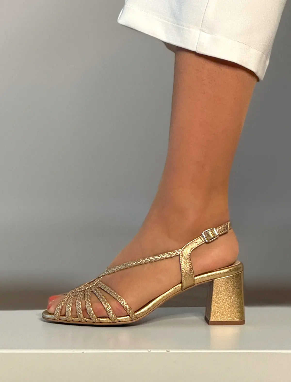 Sandalia de tacón medio trenzada dorada Beca