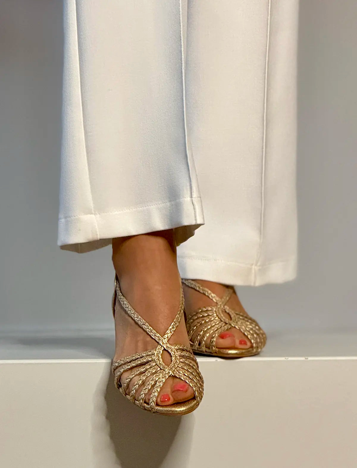 Sandalia de tacón medio trenzada dorada Beca
