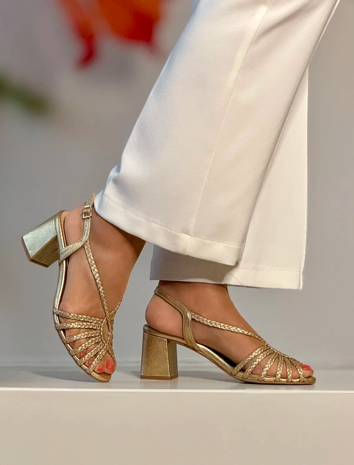 Sandalia de tacón medio trenzada dorada Beca