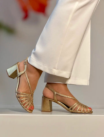 Sandalia de tacón medio trenzada dorada Beca