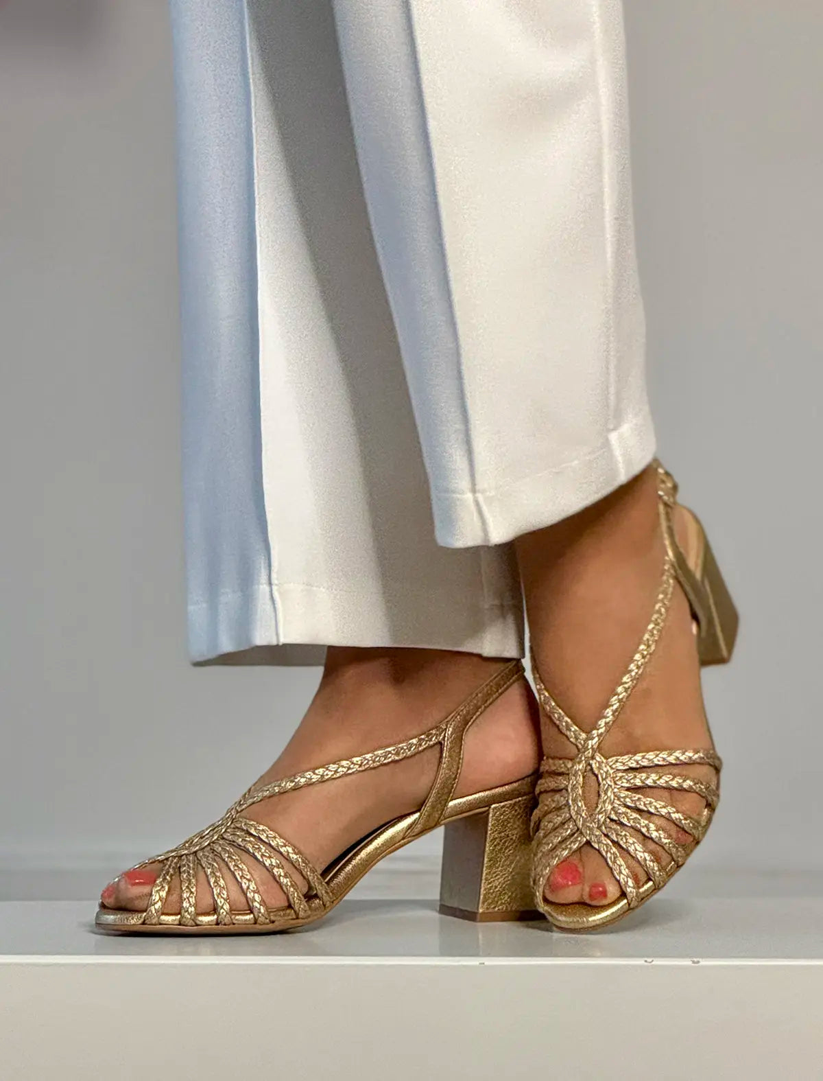 Sandalia de tacón medio trenzada dorada Beca