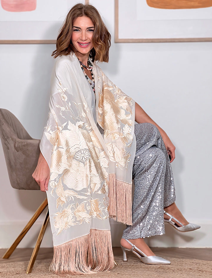 Chal bordado color crema con caída fluida y aire elegante – Nuria Cobo

