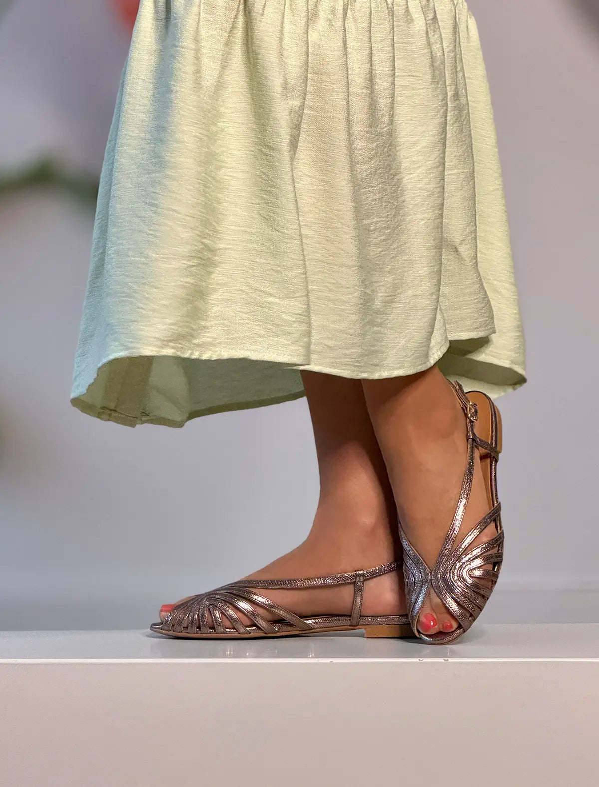 Sandalia plana tiras estaño Ivette