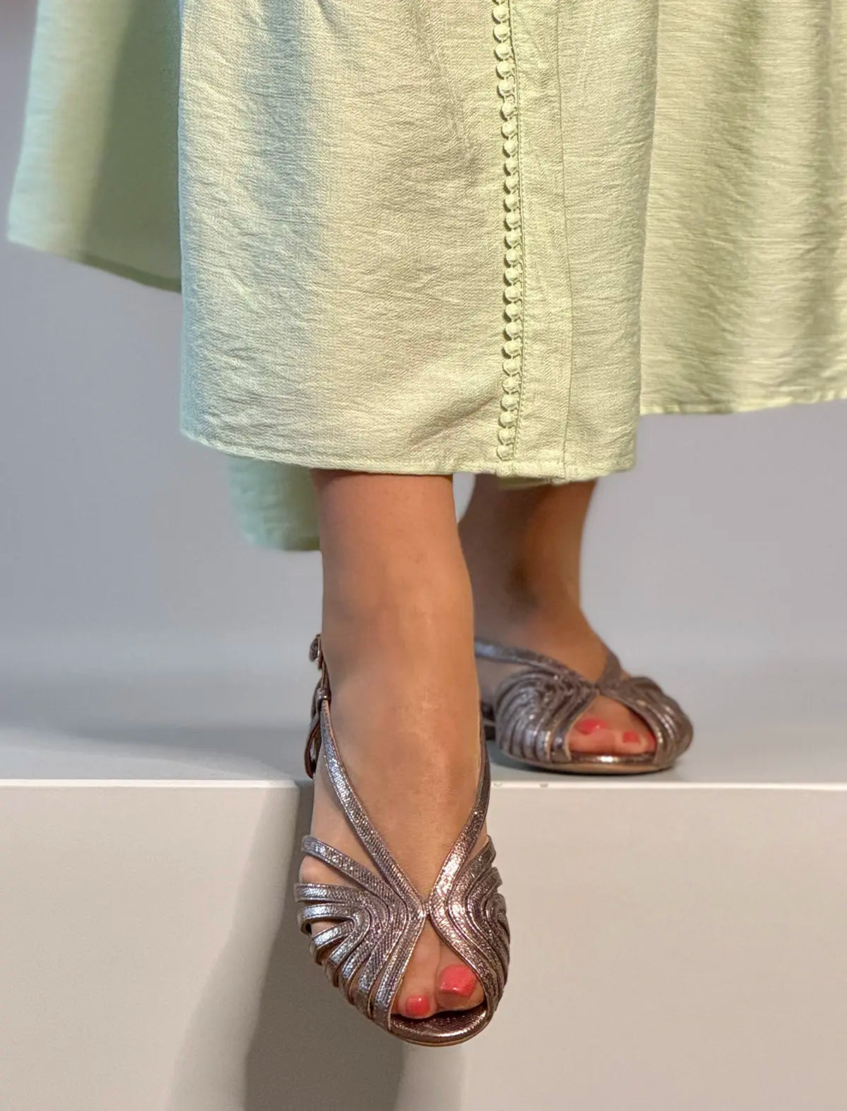 Sandalia plana tiras estaño Ivette