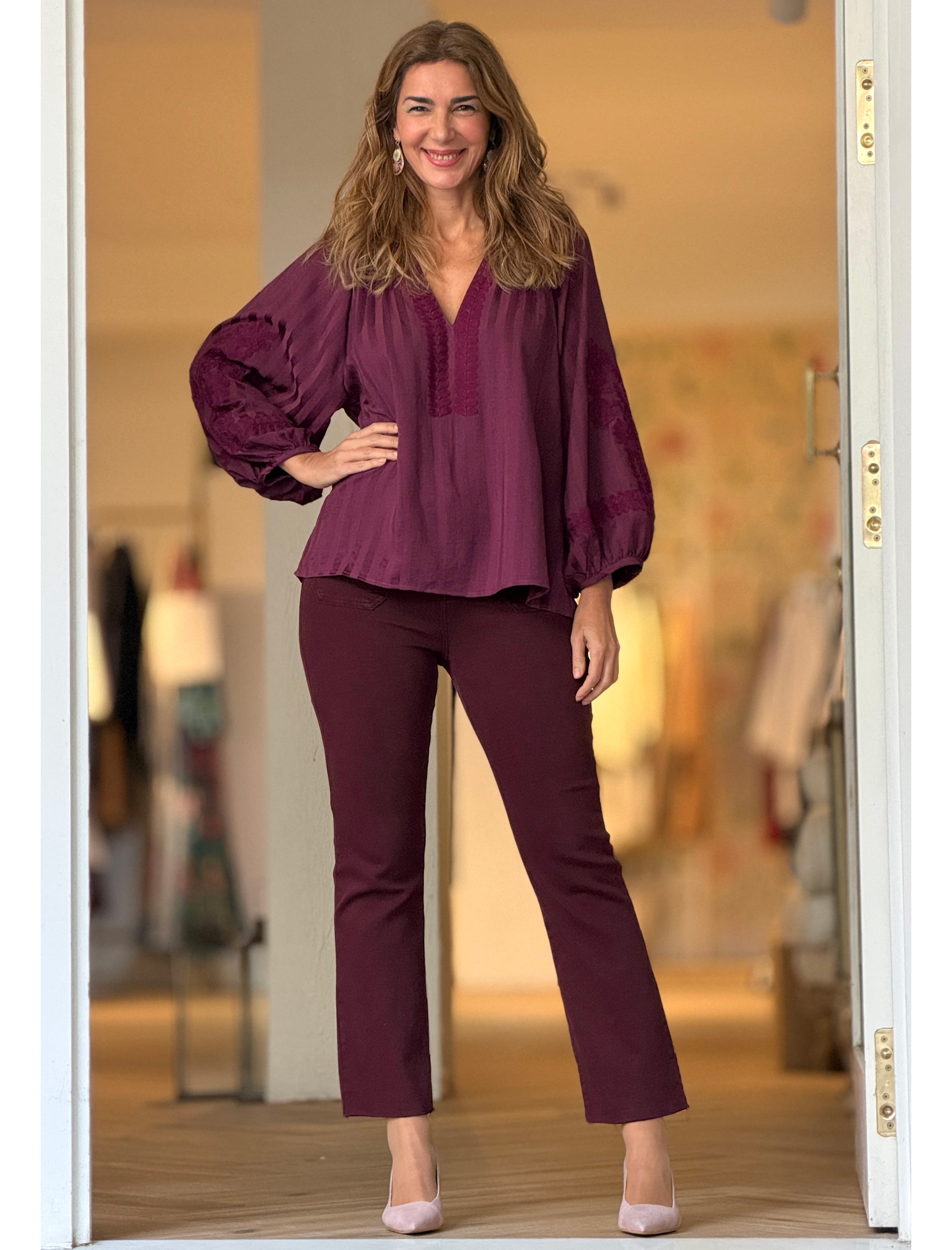 Pantalón vaquero burdeos elástico