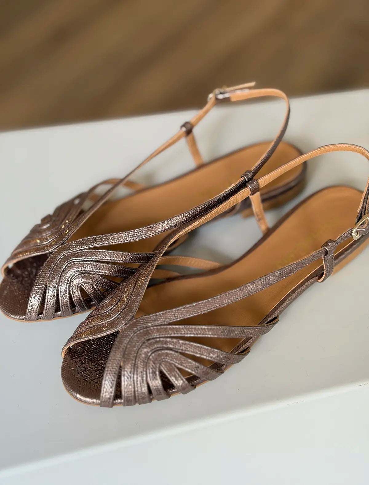 Sandalia plana tiras estaño Ivette