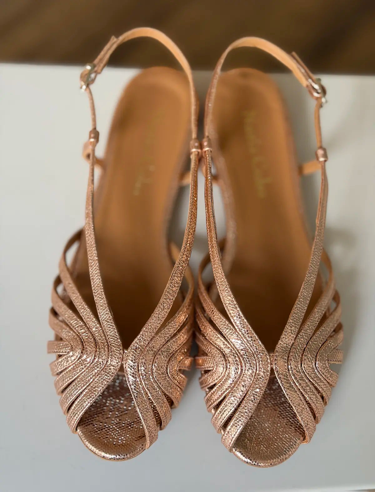 Sandalia plana tiras oro rosado Ivette