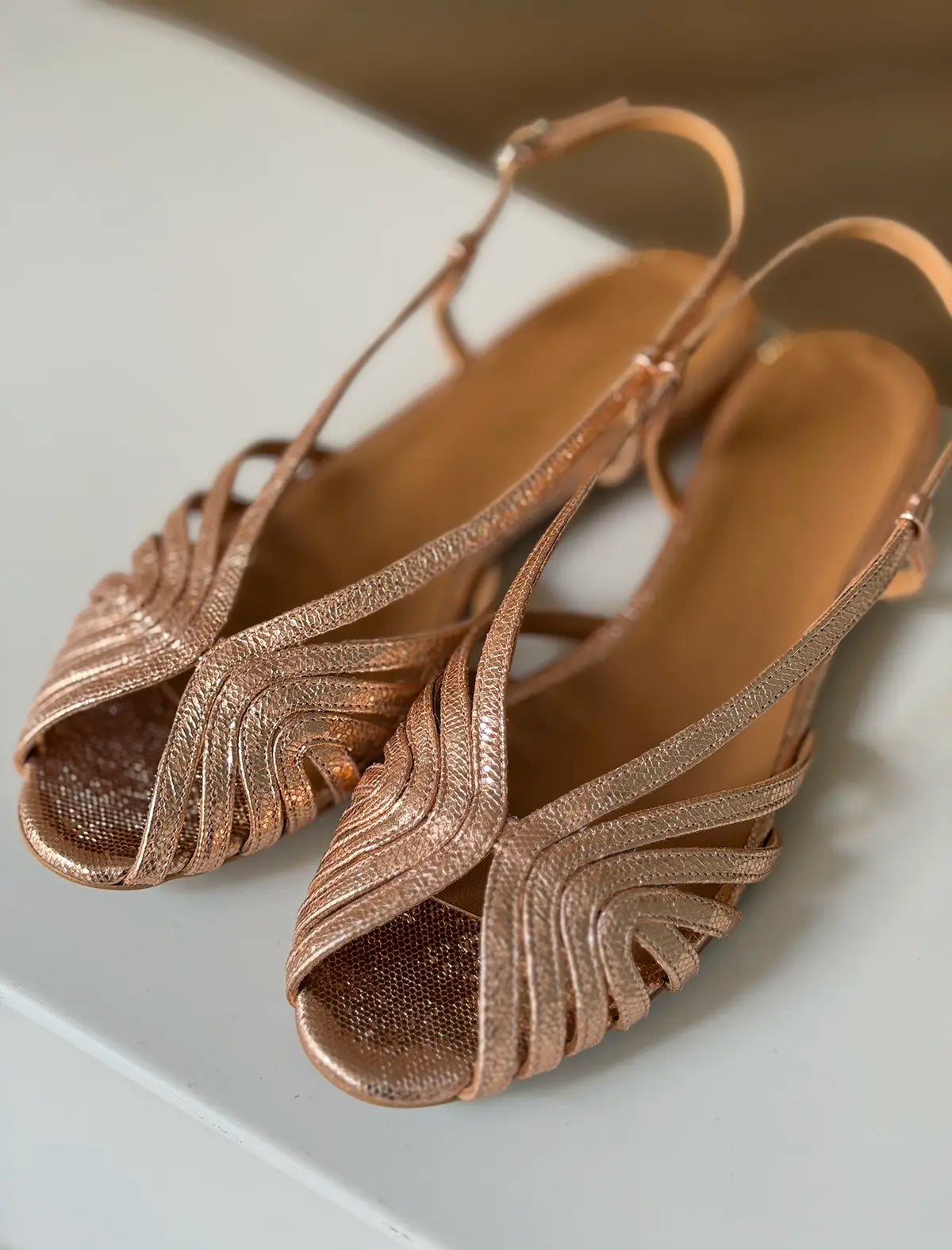 Sandalia plana tiras oro rosado Ivette