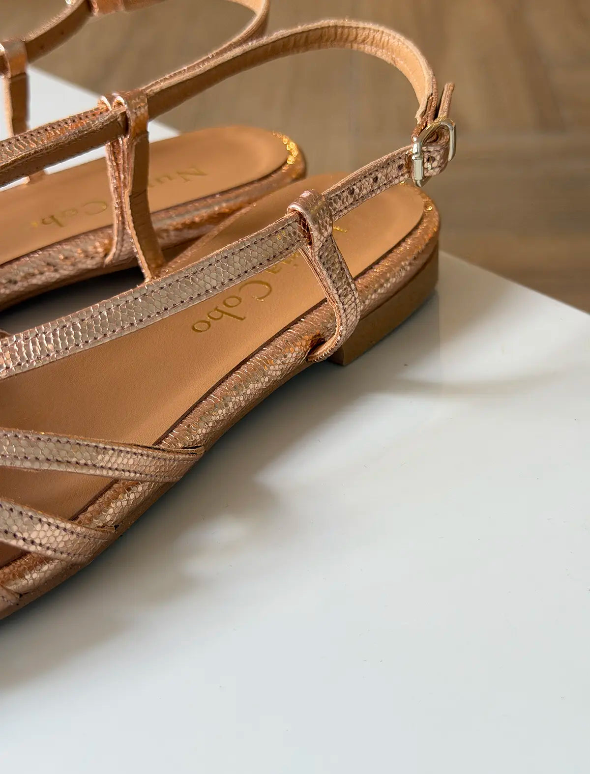 Sandalia plana tiras oro rosado Ivette