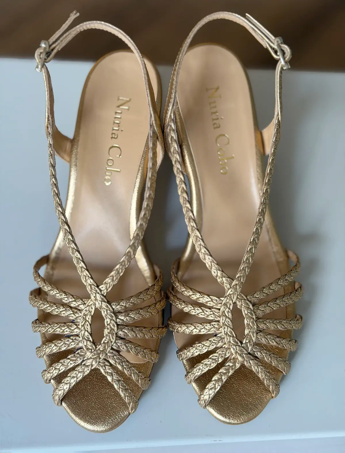 Sandalia de tacón medio trenzada dorada Beca