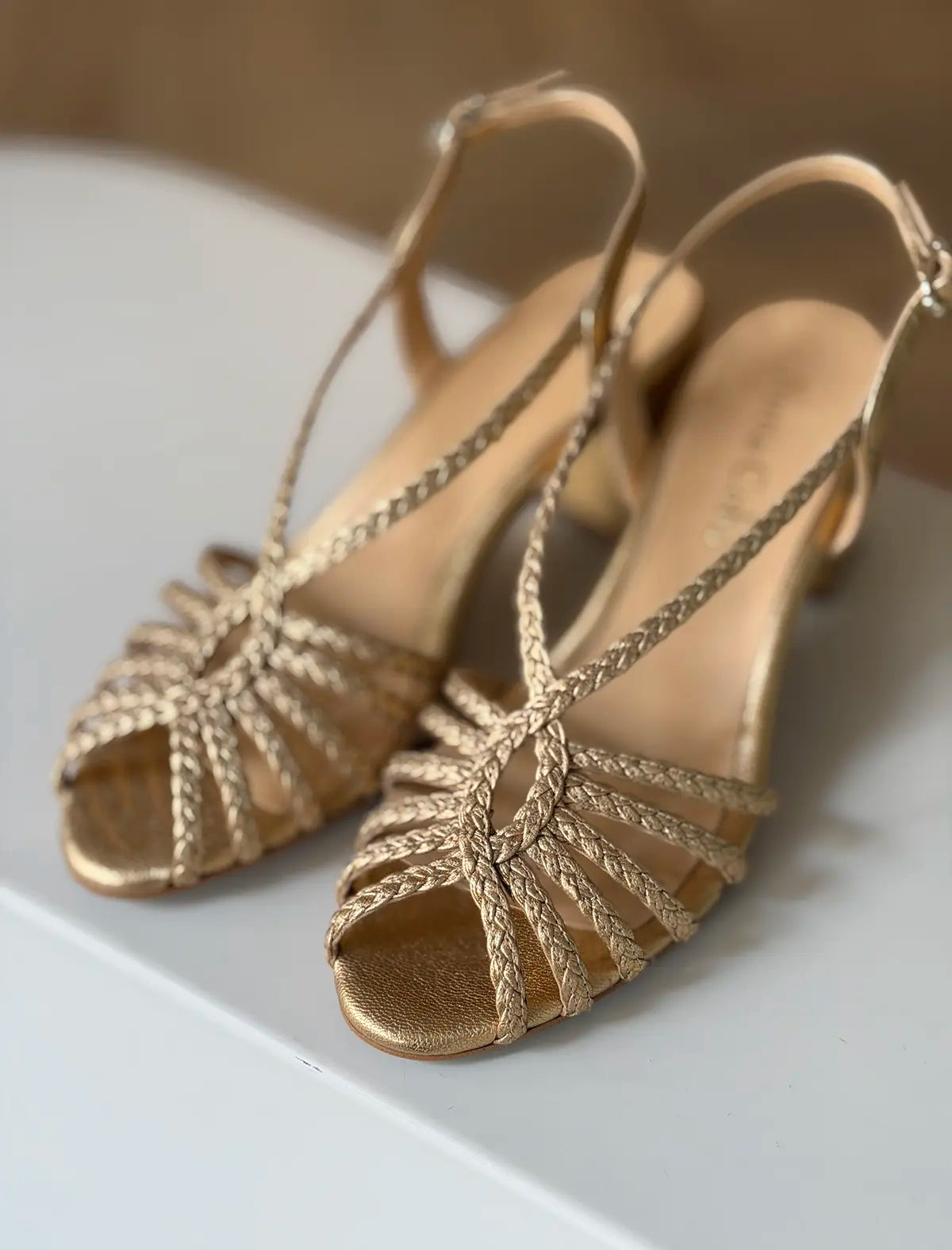 Sandalia de tacón medio trenzada dorada Beca