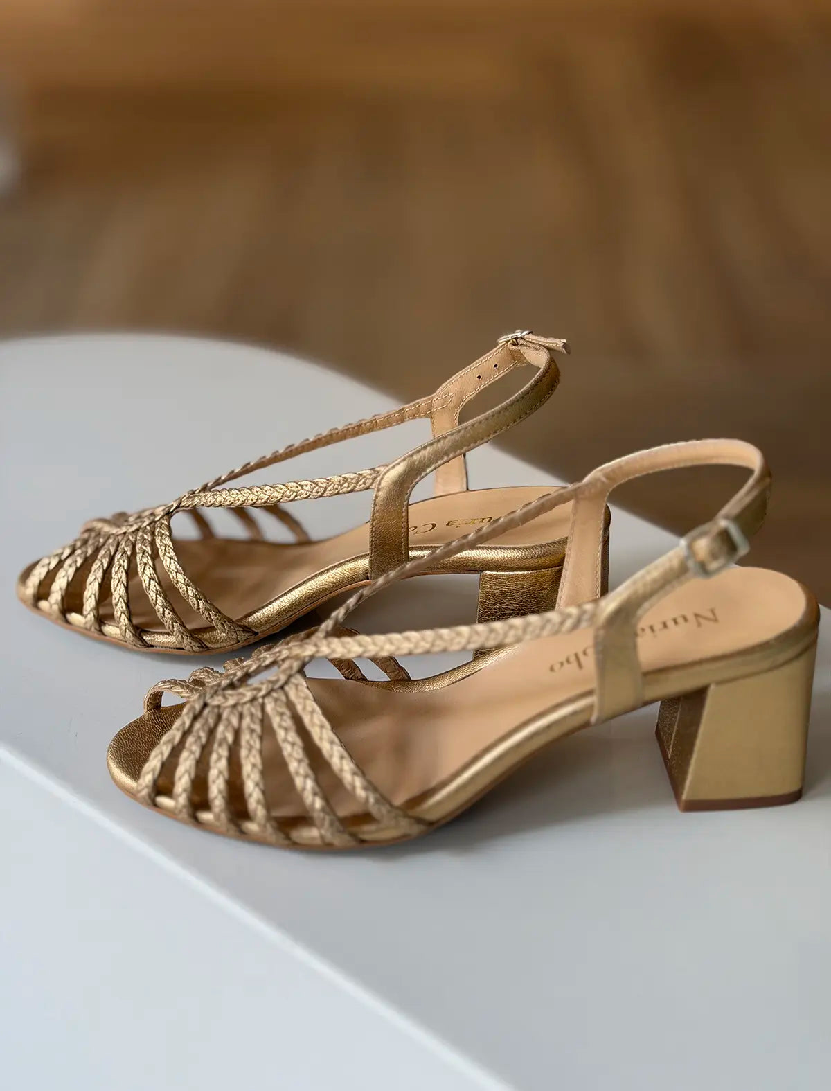 Sandalia de tacón medio trenzada dorada Beca