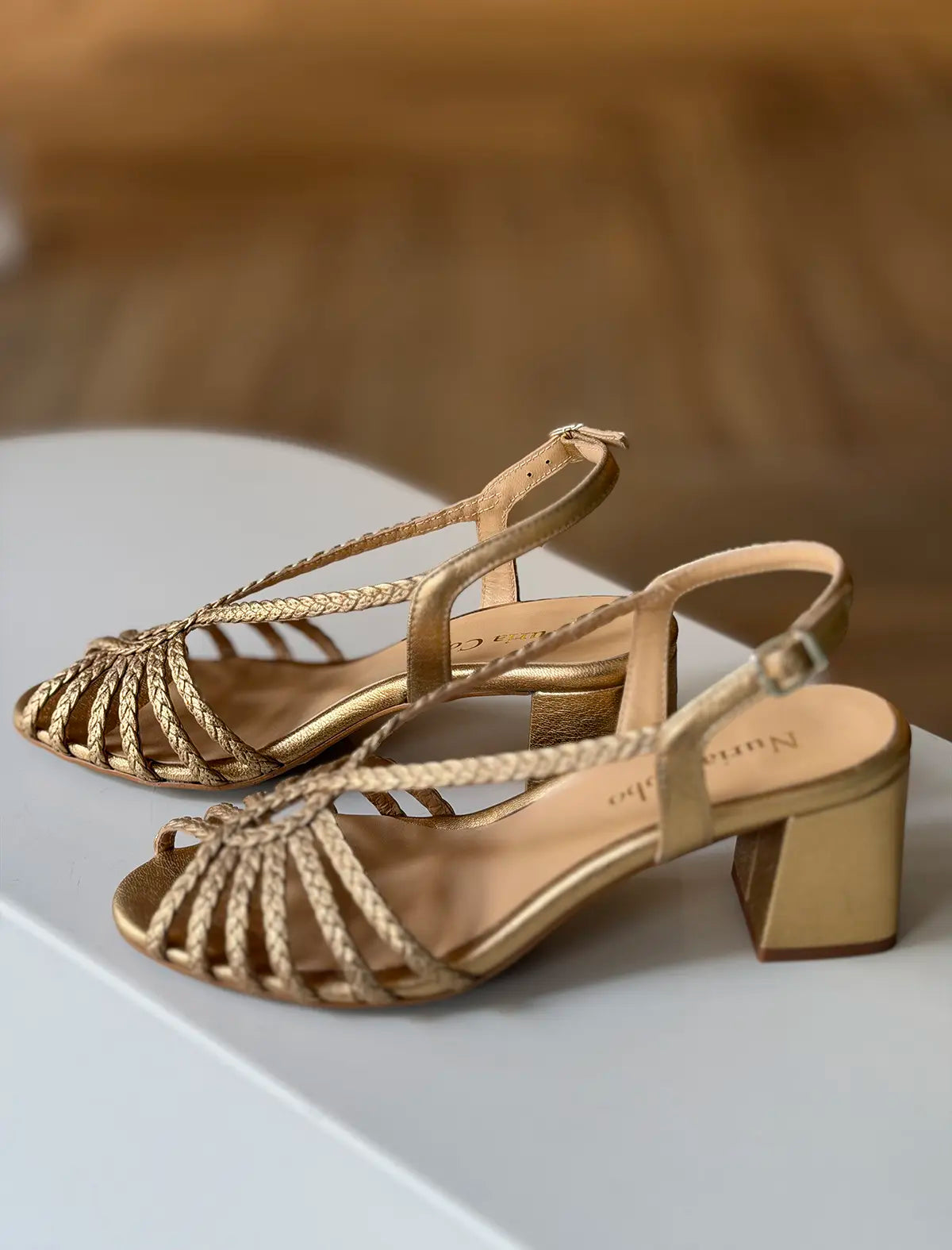 Sandalia de tacón medio trenzada dorada Beca