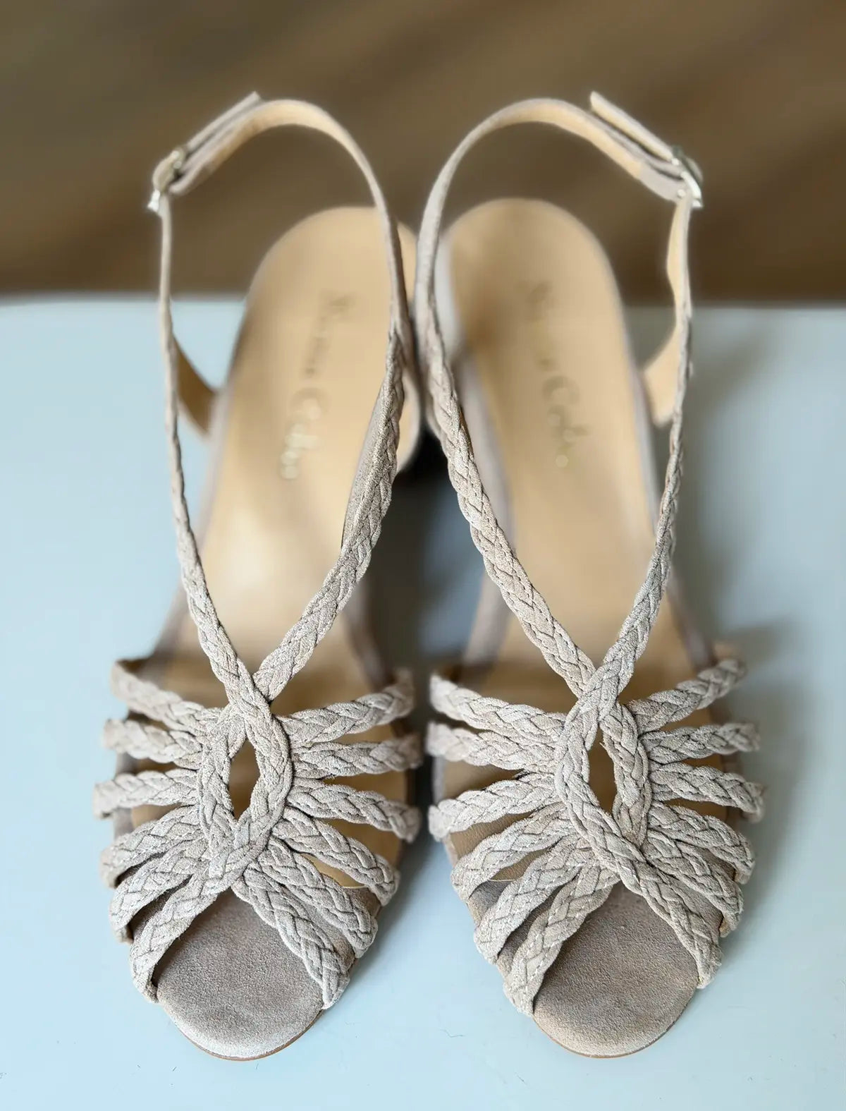 Sandalia de tacón medio trenzada beige Beca