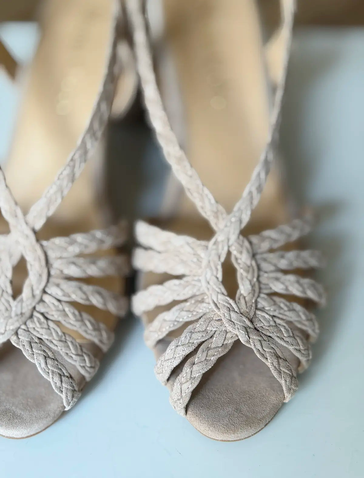 Sandalia de tacón medio trenzada beige Beca