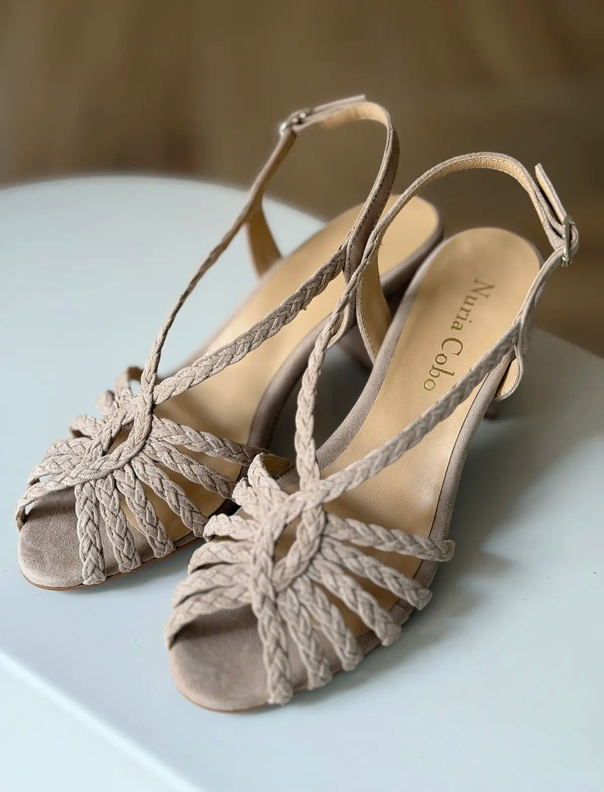 Sandalia de tacón medio trenzada beige Beca