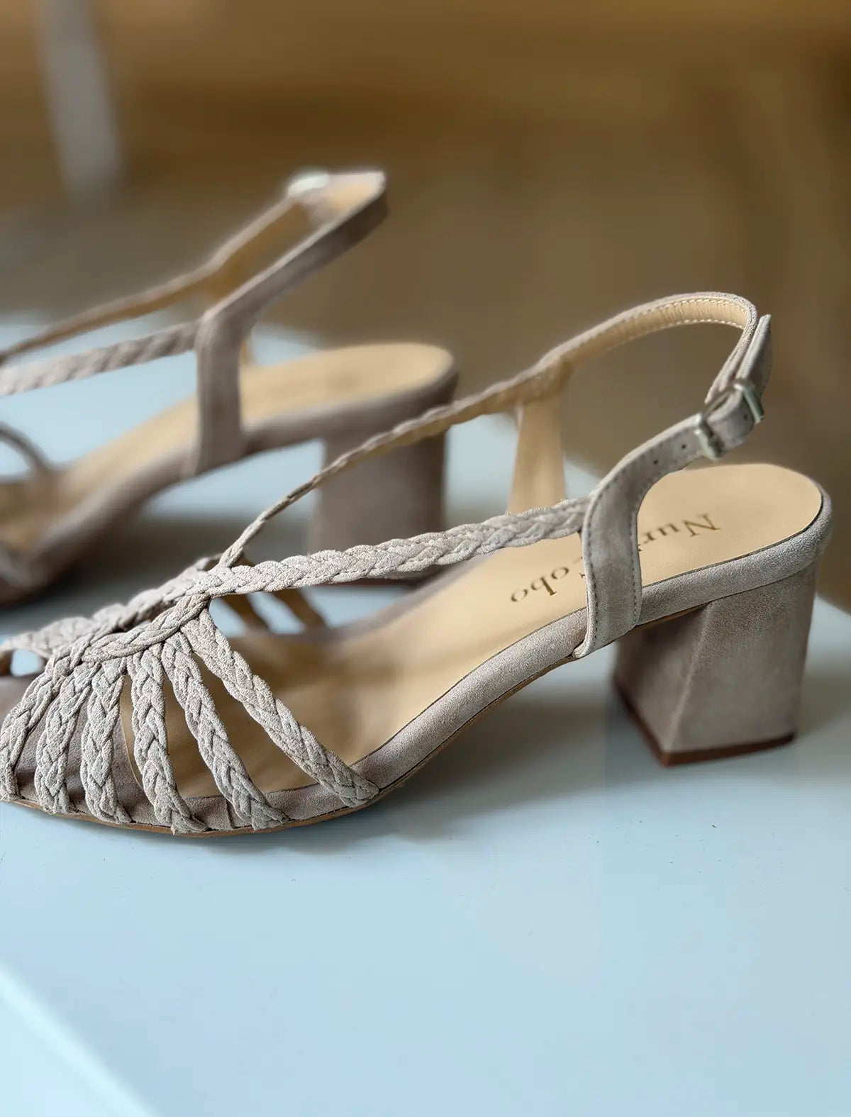 Sandalia de tacón medio trenzada beige Beca