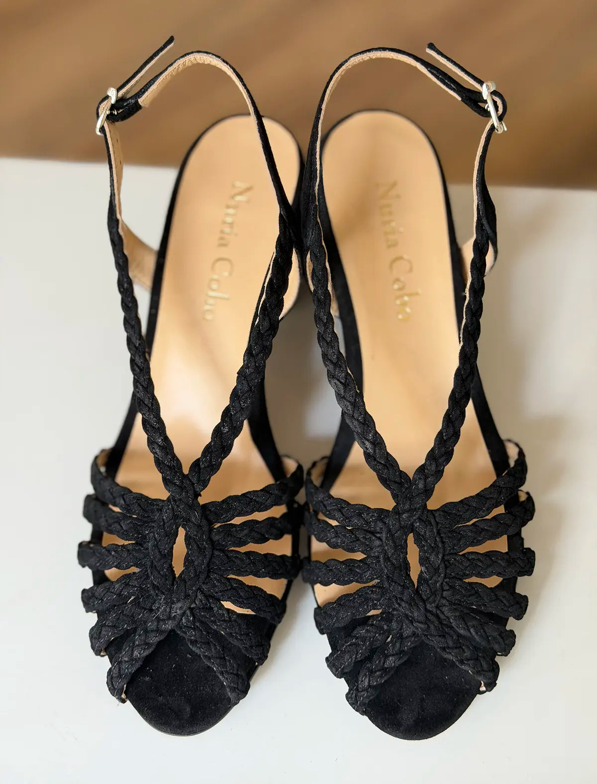 Sandalia de tacón medio trenzada negra Beca