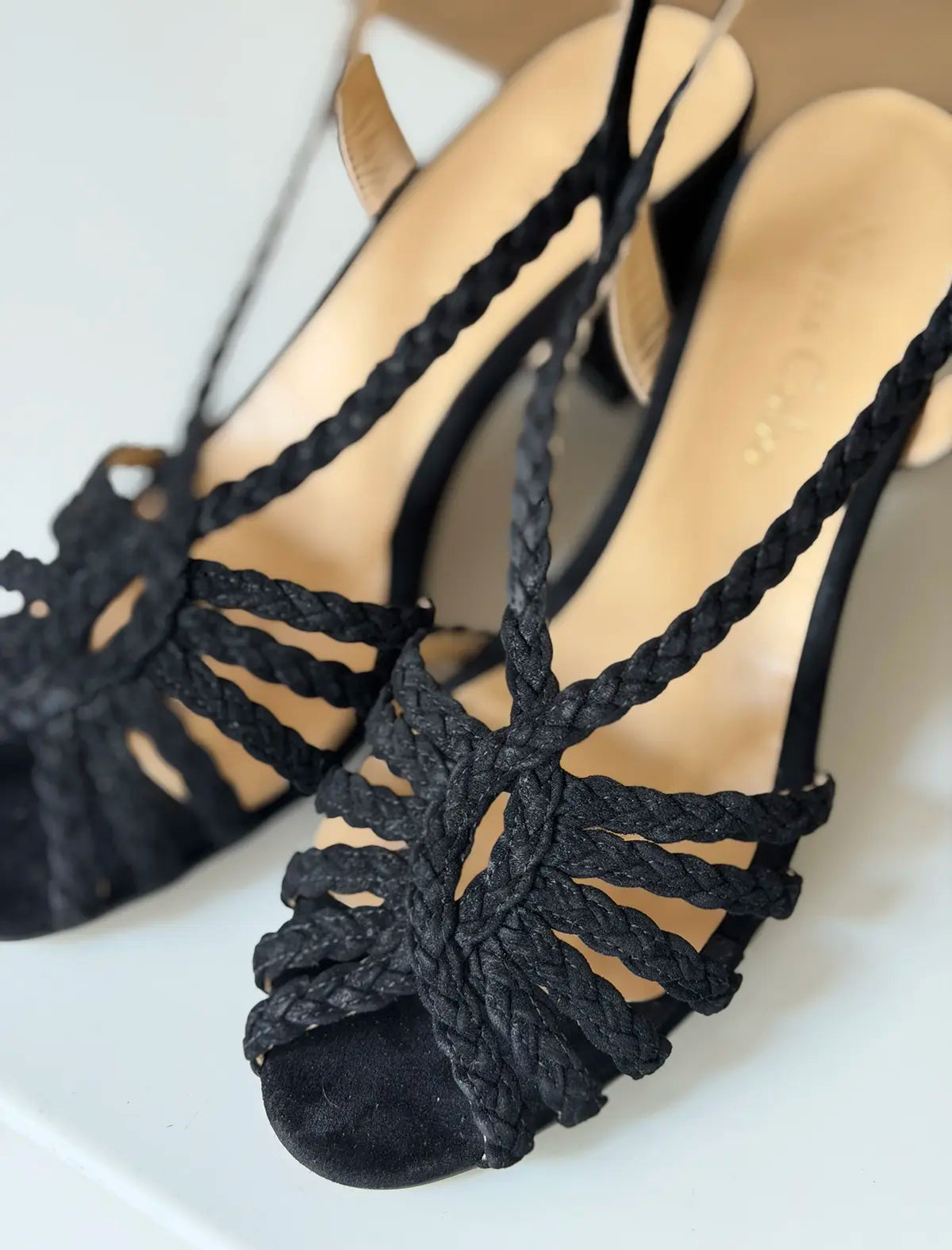 Sandalia de tacón medio trenzada negra Beca