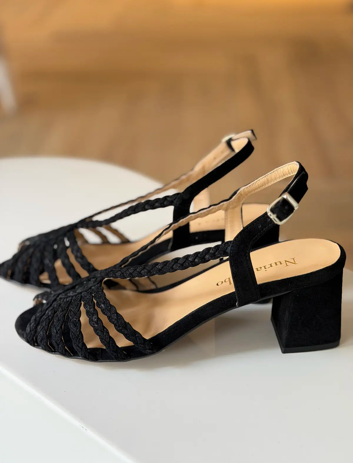 Sandalia de tacón medio trenzada negra Beca