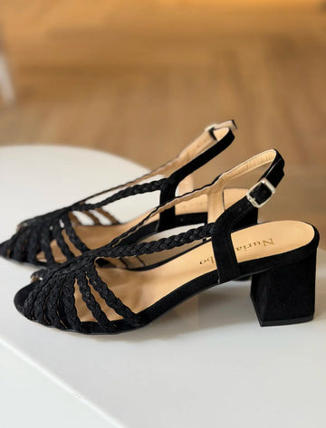 Sandalia de tacón medio trenzada negra Beca