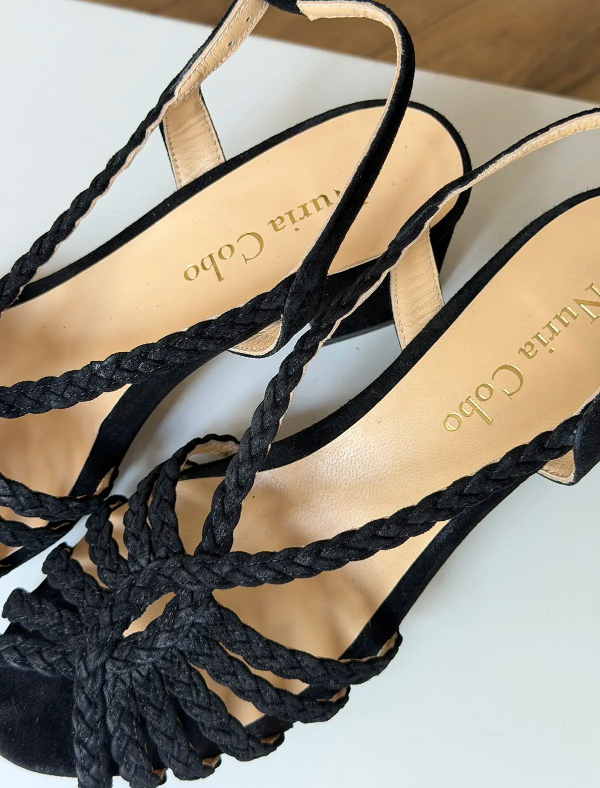 Sandalia de tacón medio trenzada negra Beca