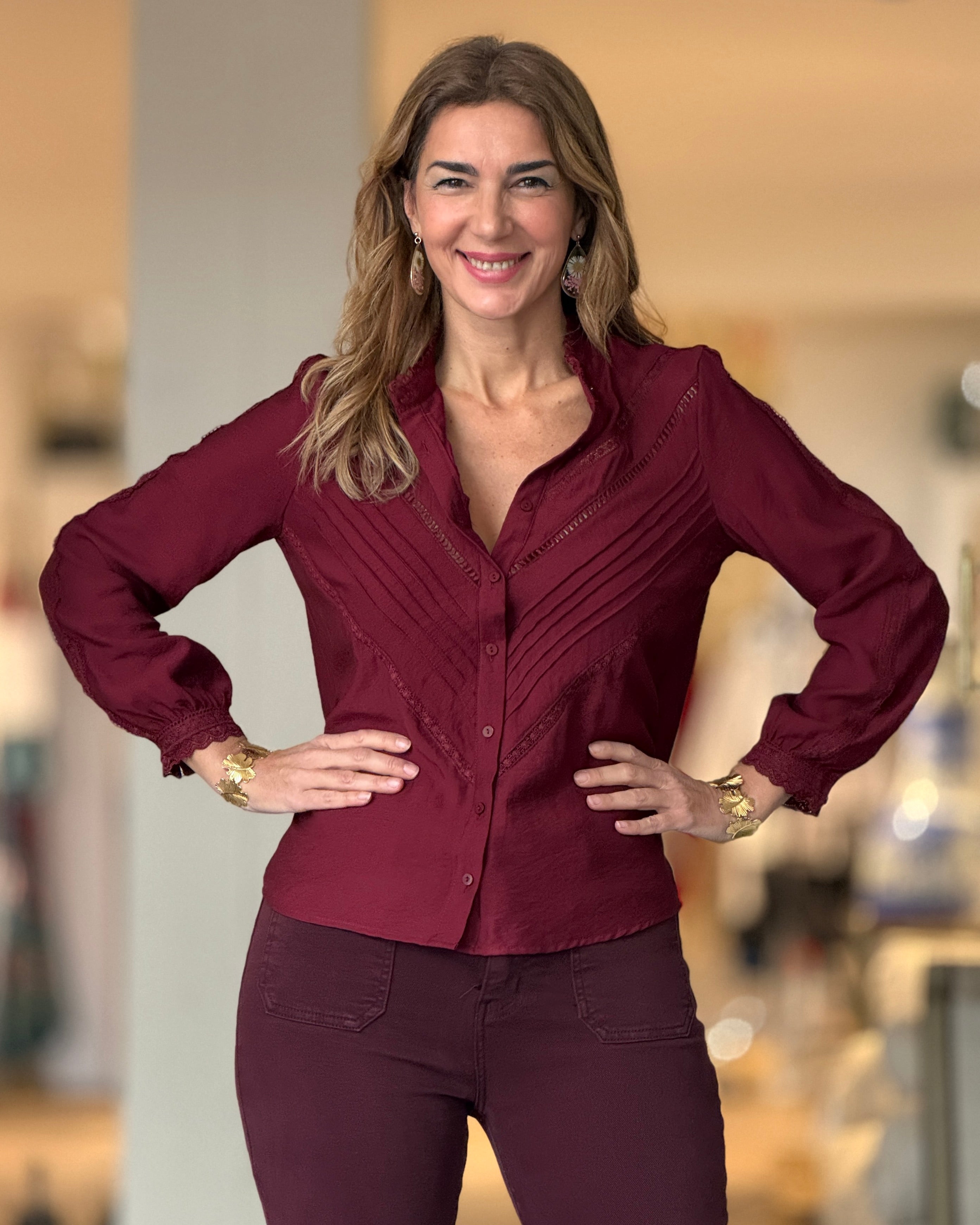 Camisa bordada burdeos