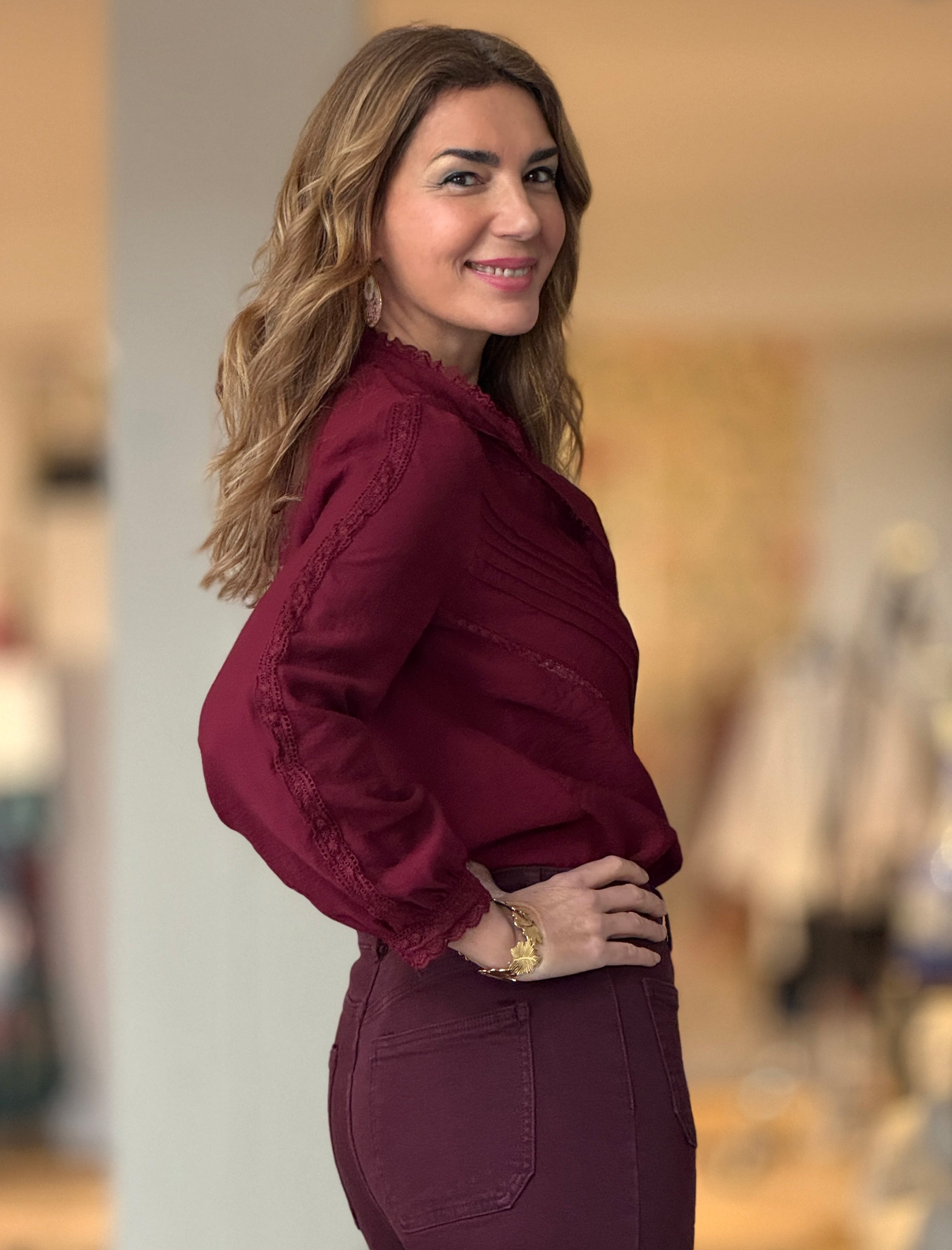 Camisa bordada burdeos