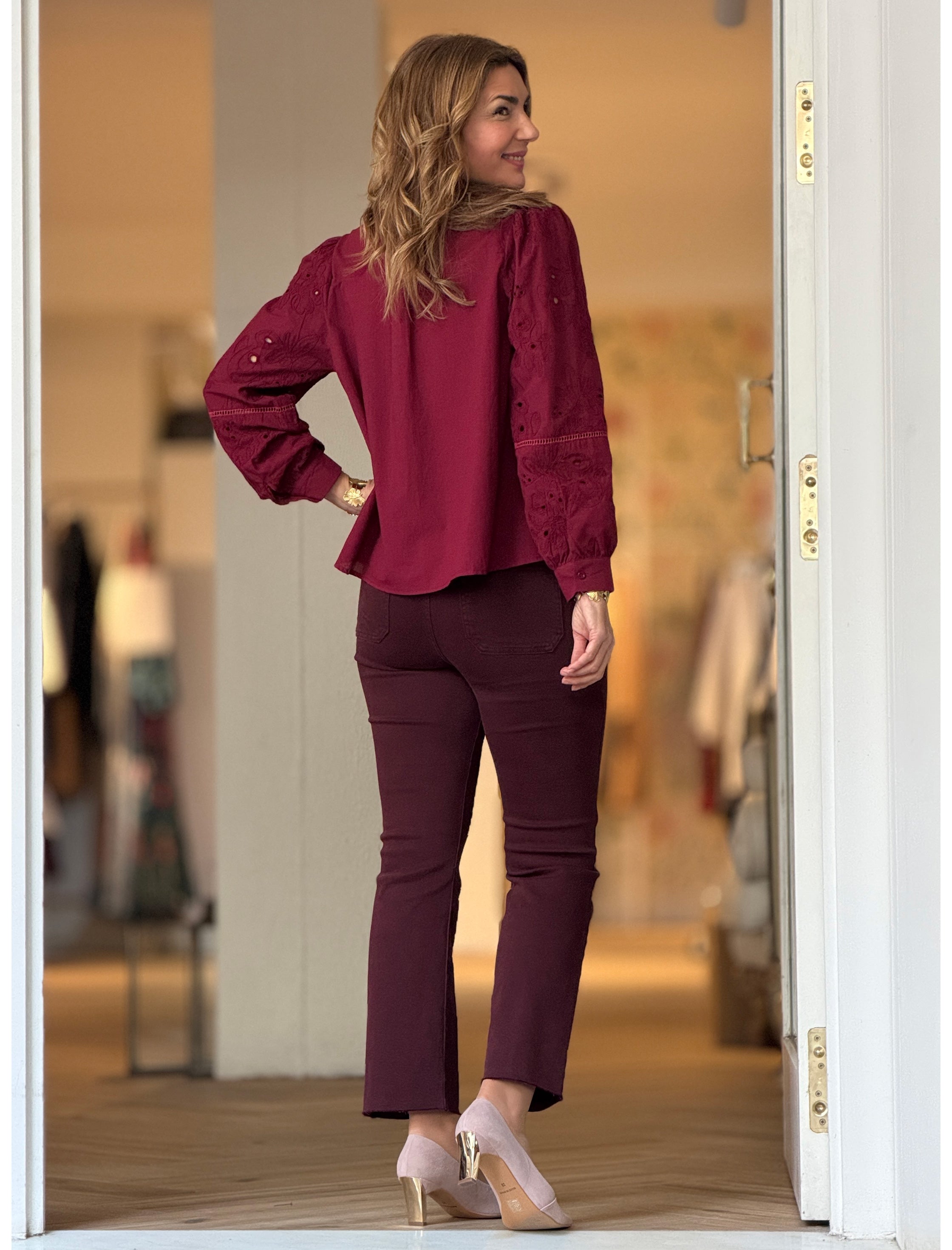 Pantalón vaquero burdeos elástico