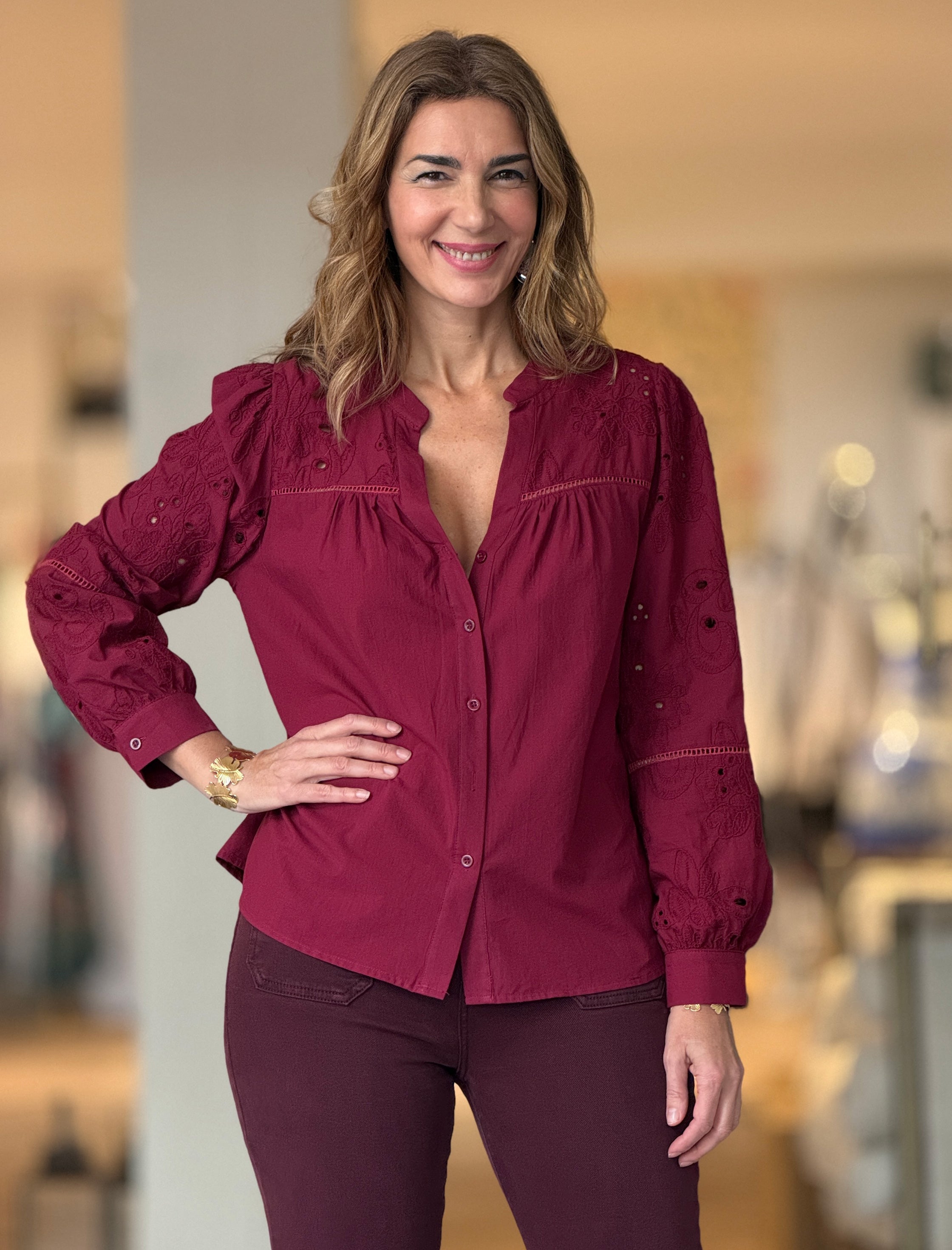 Camisa bonita burdeos