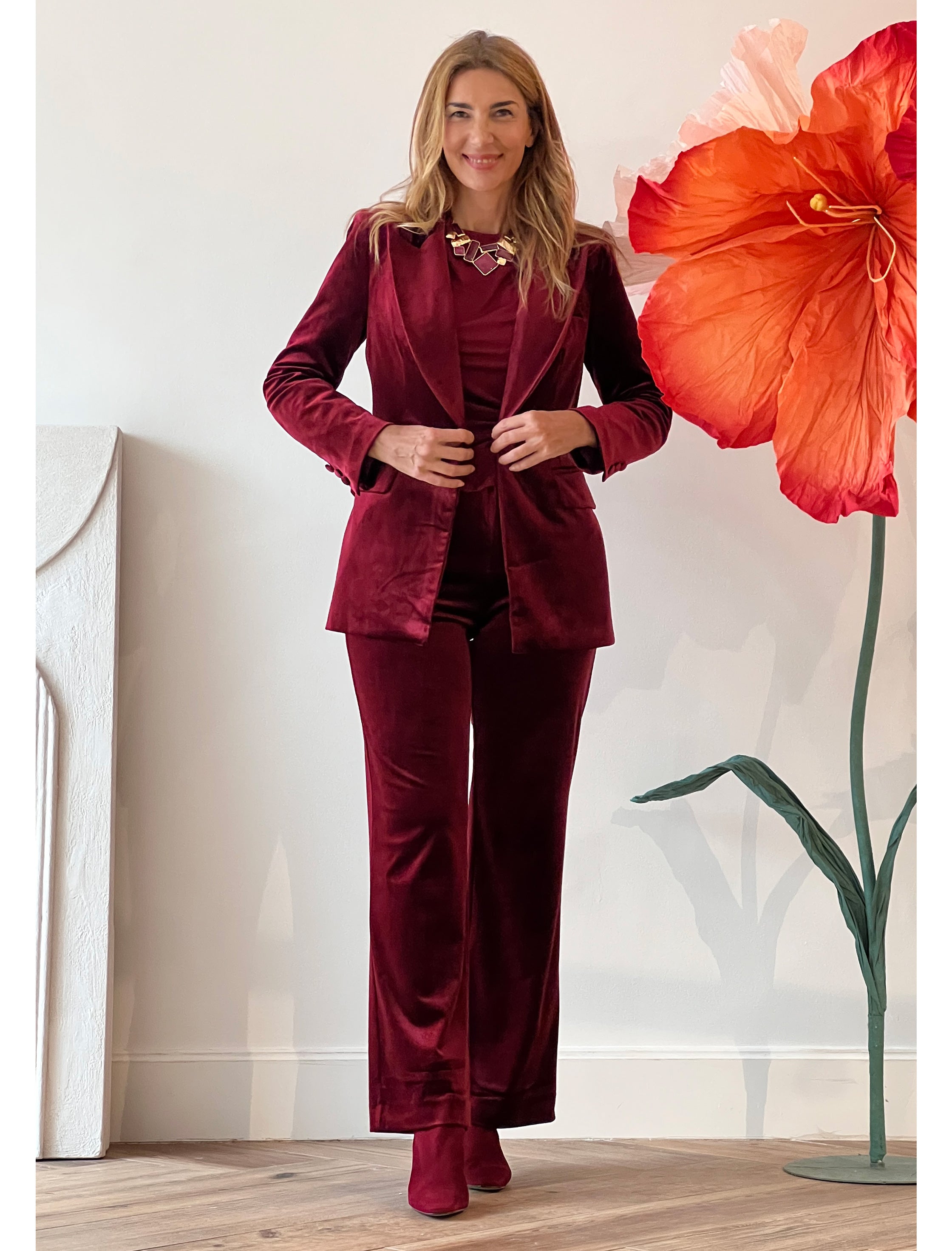 Look chaqueta y pantalón Ideal terciopelo burdeos