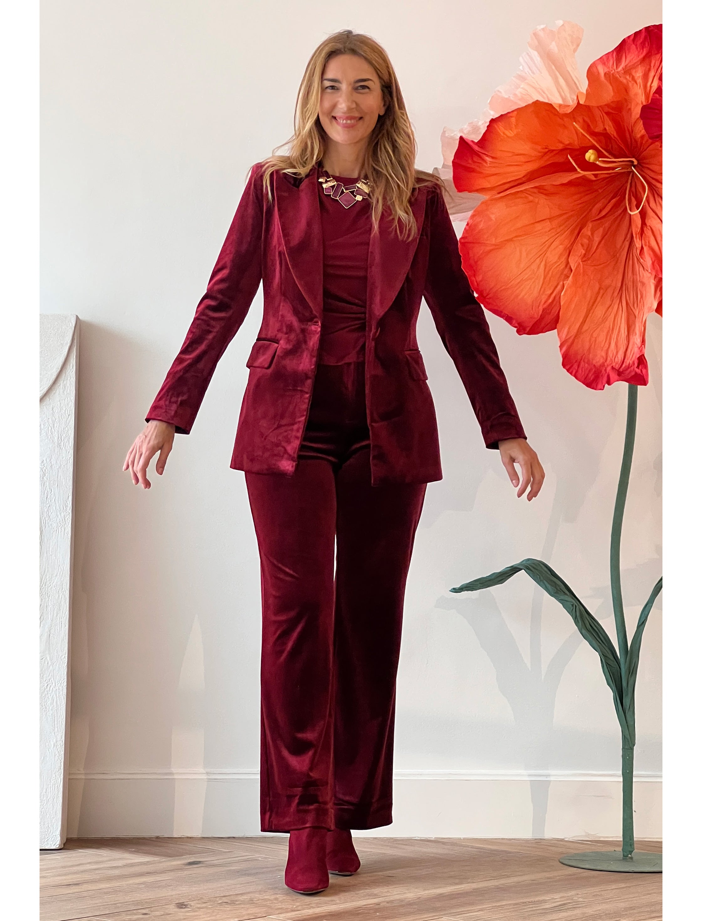 Look chaqueta y pantalón Ideal terciopelo burdeos