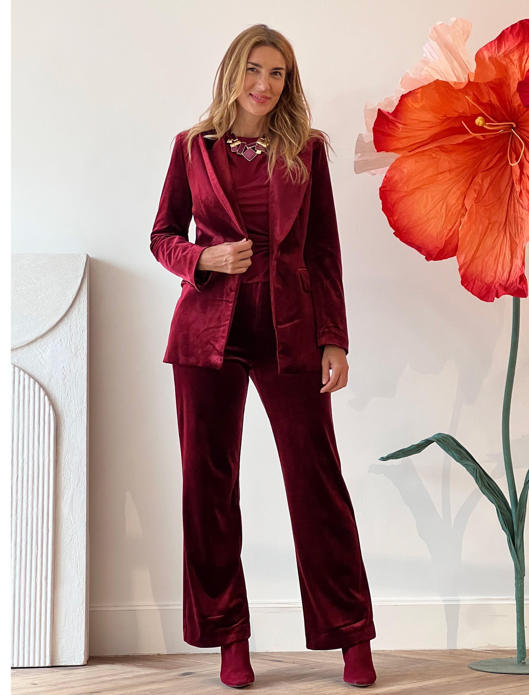 Look chaqueta y pantalón Ideal terciopelo burdeos
