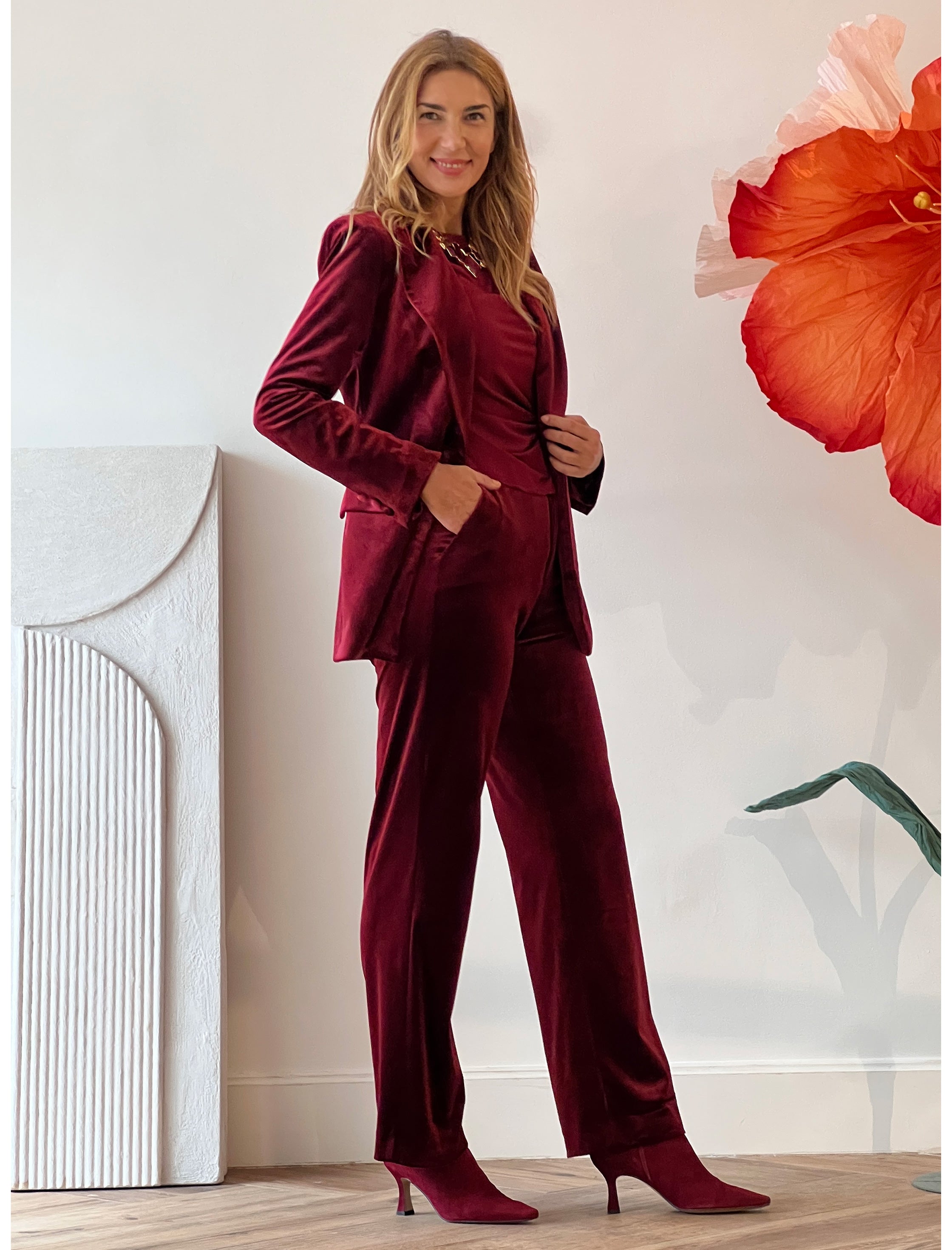 Look chaqueta y pantalón Ideal terciopelo burdeos