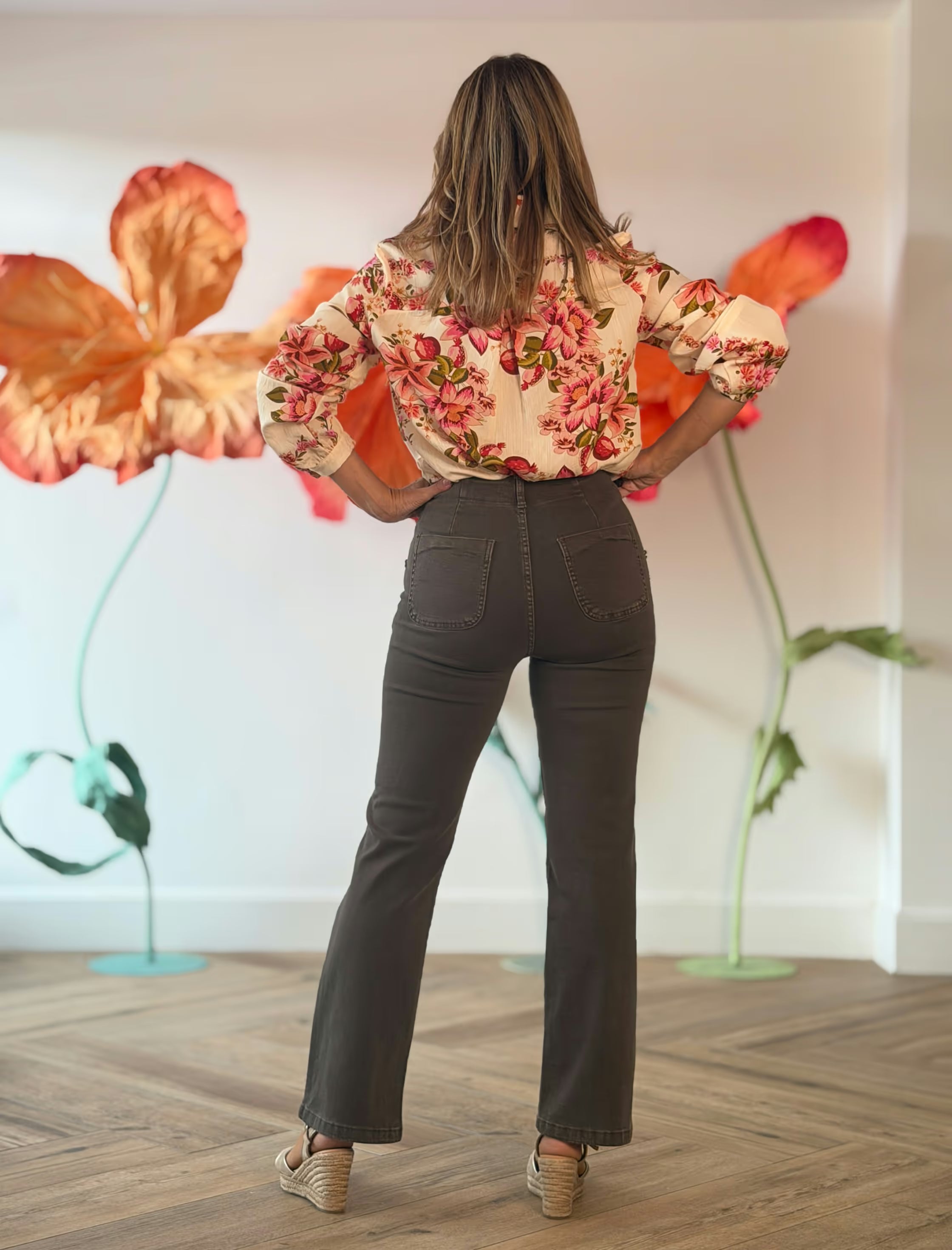 Pantalón vaquero marrón botones oro